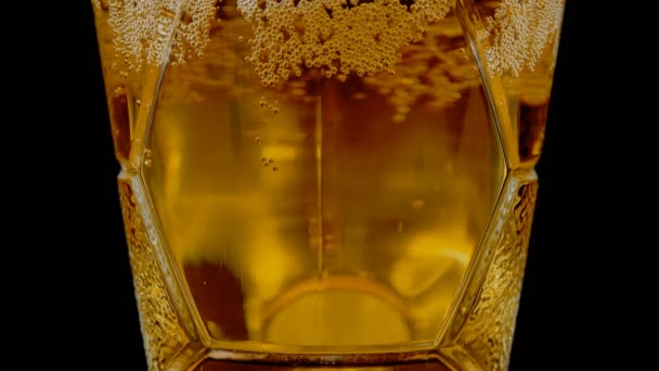 Fresh beer in a glass mug with bubbles close-up — Stock Video