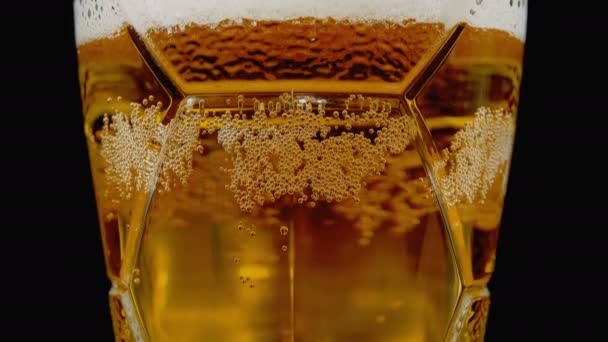 Cerveza fresca en una taza de vidrio con burbujas de primer plano — Vídeos de Stock