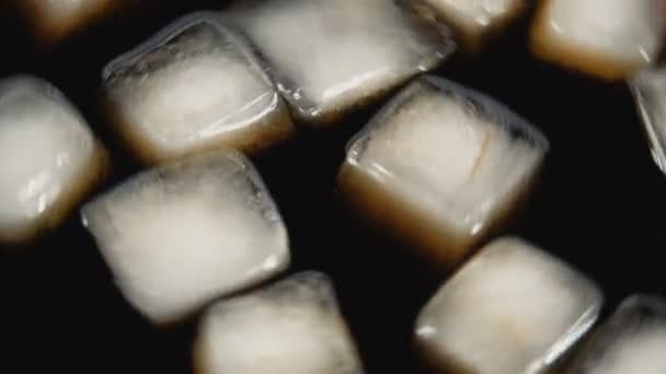 Cubos de gelo giram em cola — Vídeo de Stock