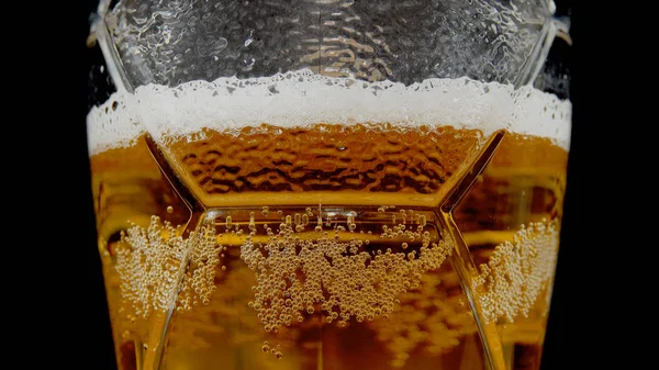 Despejar cerveja fresca em uma caneca de vidro — Fotografia de Stock