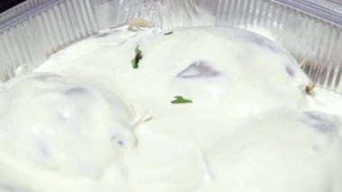 Yavaş çekimde bir fırın tepsisine yağda düşen Yeşiller