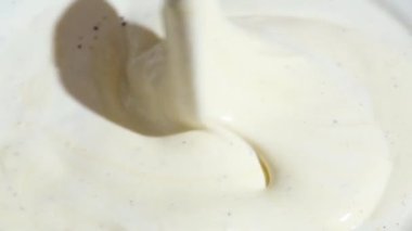 Ağır çekimde sos için malzemeleri karıştırma