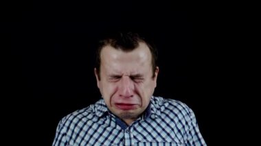 Genç adam ağzını yavaş siyah bir zemin üzerine kapama değil hapşırma