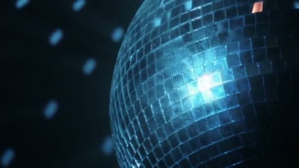 Piękny, błyszczący przędzenia disco ball w niebieski zwolnionym tempie — Wideo stockowe
