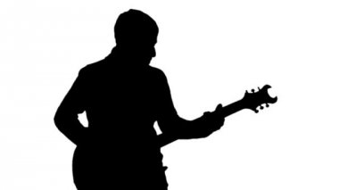 Siyah beyaz bir arka plan üzerinde gitar çalmak bir adam silüeti