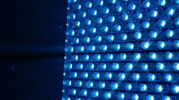 Pannello girevole luminoso LED in blu — Video Stock