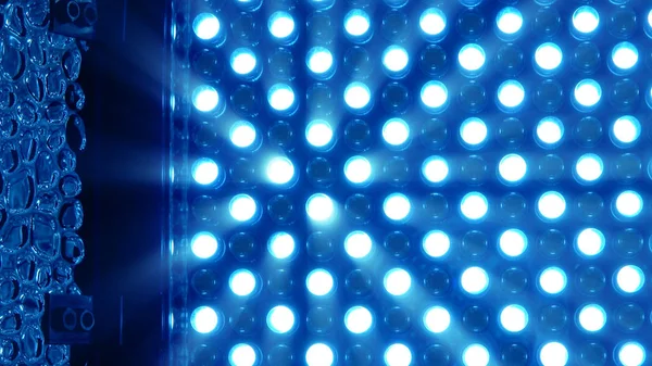 Panneau rotatif lumineux LED brillant en bleu — Photo