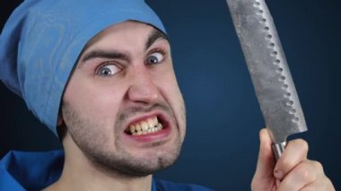 Kızgın çılgın sakallı Doktor yavaş çekimde bir kasap bıçağı ile