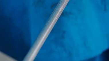 Kasap sparks yakın çekim yavaş çekimde bıçakla keskinleştirir