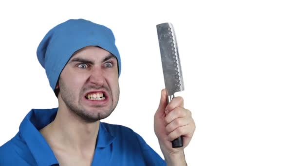 Médico barbudo loco enojado con un cuchillo de carnicero en cámara lenta — Vídeo de stock