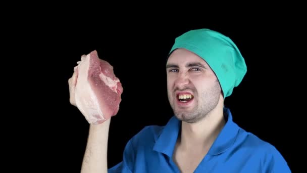 An angry bearded doctor slaps a piece of meat in slow motion — Stock Video