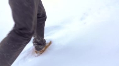 Yürüyen ayak üzerinde bir kış manzara yavaş hareket, bir kış yürüyüş tatil tatil turizm, dağlarda, kar düşen Çizmeli