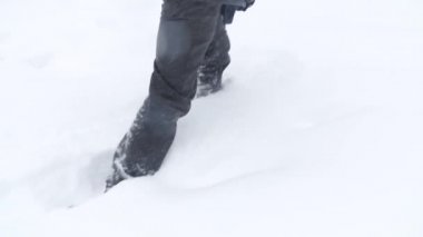 Yürüyen ayak üzerinde bir kış manzara yavaş hareket, bir kış yürüyüş tatil tatil turizm, dağlarda, kar düşen Çizmeli