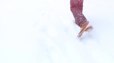 Yürüyen ayak üzerinde bir kış manzara yavaş hareket, bir kış yürüyüş tatil tatil turizm, dağlarda, kar düşen Çizmeli