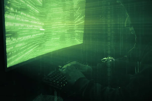 어두운 방에 후드 남자 해커 프로그램 코드와 함께 작동 — 스톡 사진