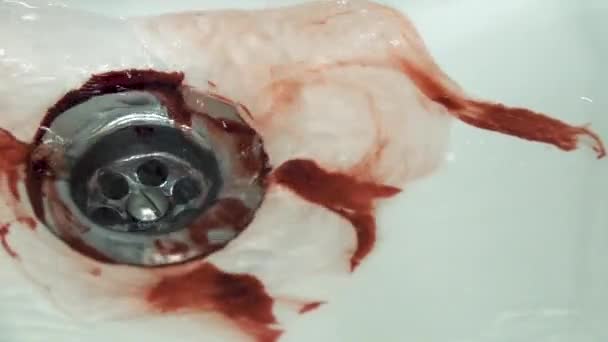 Wassen van het bloed in de gootsteen — Stockvideo