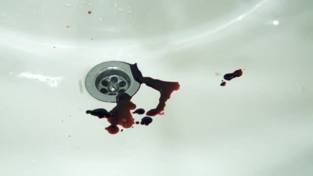 Stänk av blod droppade in i handfatet i badrummet — Stockvideo