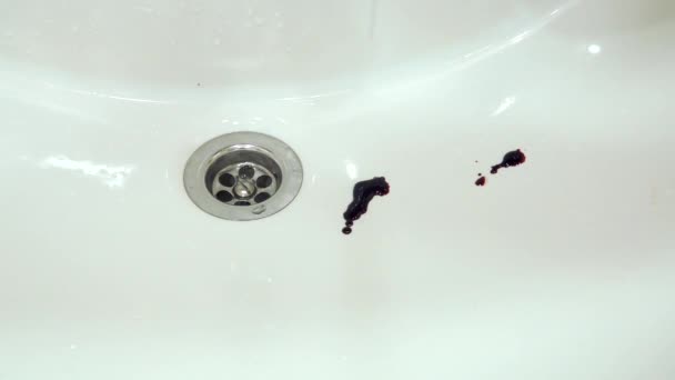 Всплески крови, капающие в раковину в ванной — стоковое видео