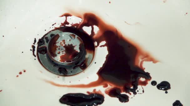 Des éclaboussures de sang coulant dans l'évier dans la salle de bain — Video