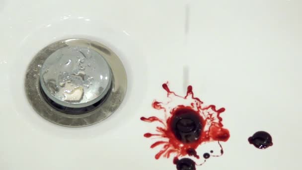 Schizzi di sangue che gocciolano nel lavandino del bagno — Video Stock