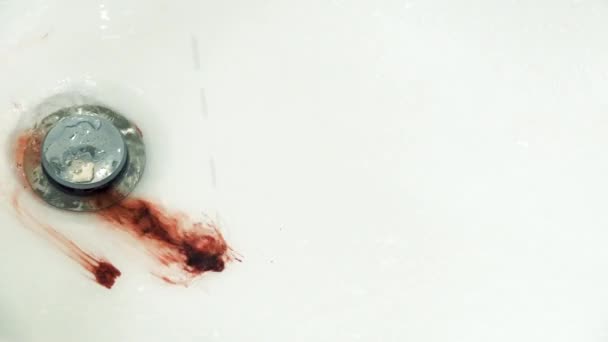 在浴室的水槽里滴着鲜血的水花 — 图库视频影像