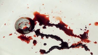 Banyodaki lavabonun içine damlayan Kan sıçraması
