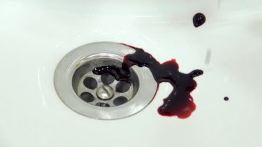 Banyodaki lavabonun içine damlayan Kan sıçraması