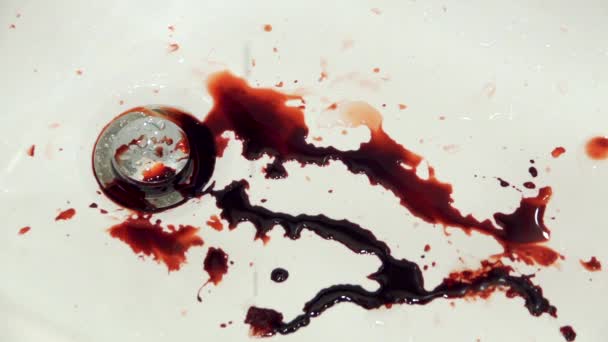 在浴室的水槽里滴着鲜血的水花 — 图库视频影像