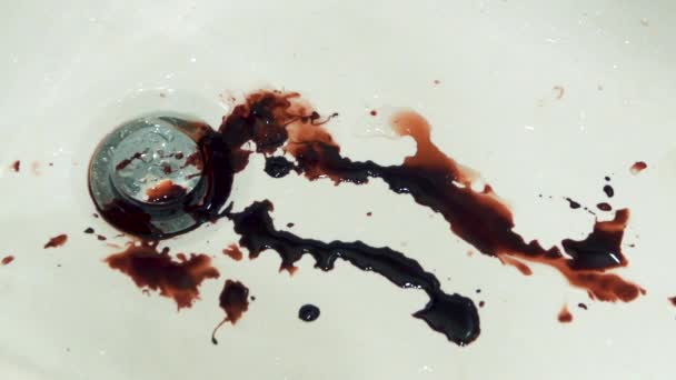 Des éclaboussures de sang coulant dans l'évier dans la salle de bain 