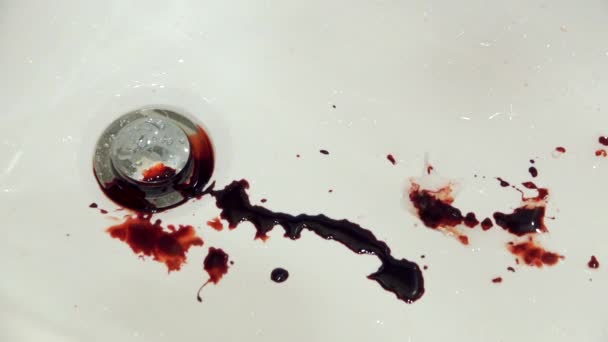 Spatten van bloed druipen in de gootsteen in de badkamer — Stockvideo