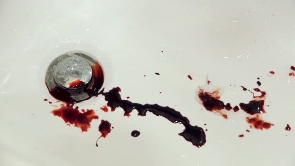 Des éclaboussures de sang coulant dans l'évier dans la salle de bain 