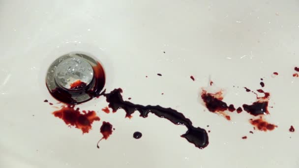 Salpicaduras de sangre goteando en el lavabo en el baño — Vídeos de Stock