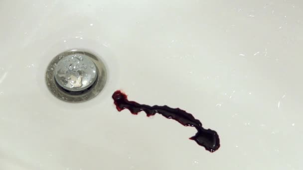 Splashes de sangue pingando no lavatório no banheiro — Vídeo de Stock