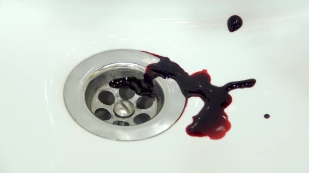 Salpicaduras de sangre goteando en el lavabo en el baño — Vídeos de Stock