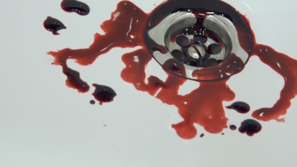 Panning Shot bloed te bundelen in de wastafel — Stockvideo