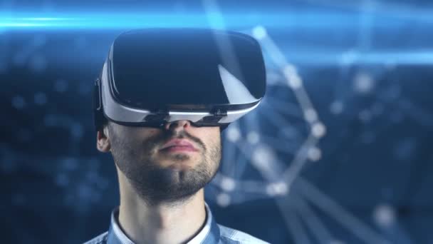 VR szemüveg. Az ember úgy véli, hogy a modell a Naprendszer. Bolygó Föld a tenyerében. — Stock videók