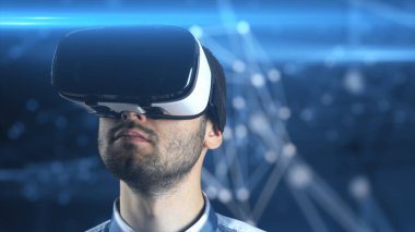 VR gözlük. Adam güneş sistemi modeli dikkate alır. Seyyare yerküre senin avucunun içinde.