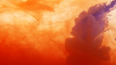 Renkli boyalar güzel şekillerde karışır. Turuncu renklerin yağlı mürekkebi yüzeye yayıldı ve birbirlerine karıştılar. İnanılmaz dokular ve tasarımlar oluşturdular..