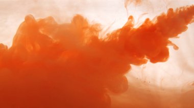 Renkli boyalar güzel şekillerde karışır. Turuncu renklerin yağlı mürekkebi yüzeye yayıldı ve birbirlerine karıştılar. İnanılmaz dokular ve tasarımlar oluşturdular..