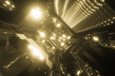 Bir uzay gemisinin metal koridorunda fantastik bir uçuş. Soyut teknoloji fütüristik geometrik arkaplan ve parlak neon lambaları. 3d illüstrasyon