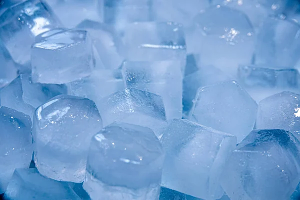 Macro de cubos de hielo de agua clara que se derriten en cámara lenta sobre un fondo blanco. Concepto: agua pura de manantial de montaña, hielo, cócteles, alimentos frescos y congelados . —  Fotos de Stock