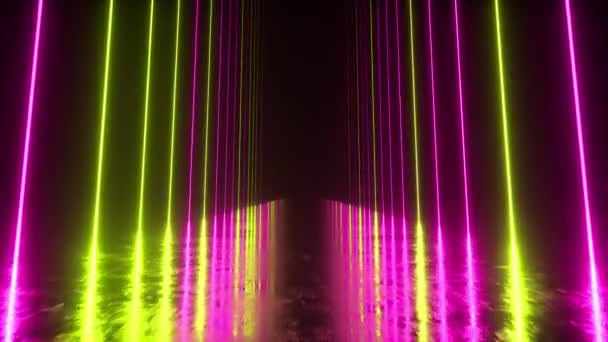 Végtelen folyosó neonvonalakkal. Fém fényvisszaverő kaparós padló. Zökkenőmentes hurok 3D render. Modern színes neon fényspektrum — Stock videók