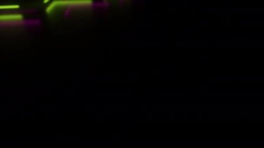 Parlak neon oklar yanıp sönüyor ve yansıtıcı katın yönünü gösteriyor. Soyut arkaplan, lazer gösterisi. Ultraviyole neon sarısı menekşe tayfı. Kusursuz 3D döngü oluşturucu