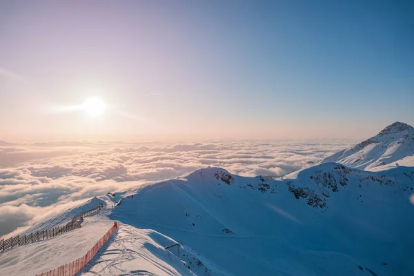 Paisaje alpino de montañas cubiertas de nieve y cielo azul — Foto de Stock
