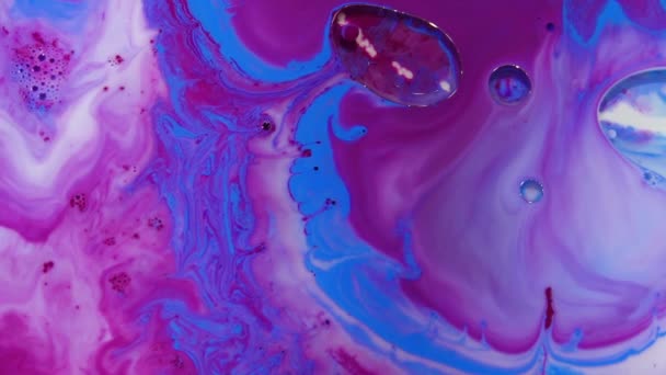 Heldere kleurrijke acrylverf vermengt zich in slow motion tot abstracte pigmenten. Abstract kleur bewegende achtergrond close-up macro — Stockvideo