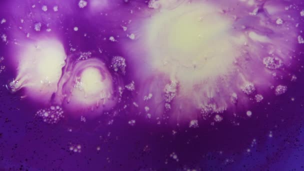 Nuvens espaciais nebulosa textura fundo da galáxia cósmica. Dinâmica de fluidos feita de tinta e tinta em macro — Vídeo de Stock