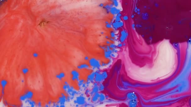 Liquid Colorful Paint klappar blanda i slow motion. Flytande färg mönster textur ovanifrån. Flerfärgad yta med flytande färg. — Stockvideo