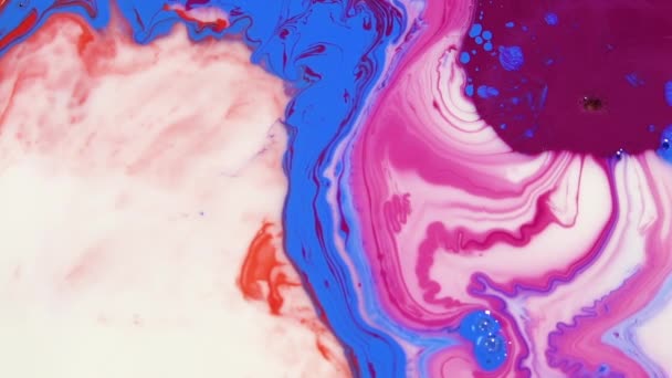 Vloeibare kleurrijke verf pattens mengen in slow motion. Vloeibare kleur verf patronen textuur bovenaanzicht. Meerkleurig vloeibaar lakoppervlak. — Stockvideo