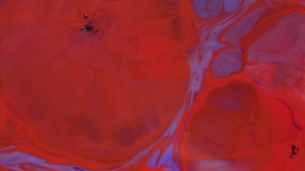 Peintures acryliques colorées lumineuses se mélangent en pigments abstraits au ralenti. Résumé couleur déplacement arrière-plan close up macro 