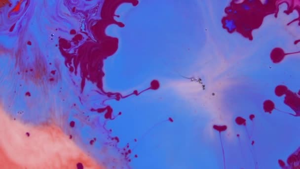 Bunte Acrylfarben mischen sich in Zeitlupe zu abstrakten Pigmenten. abstrakte Farbe beweglicher Hintergrund Nahaufnahme Makro — Stockvideo